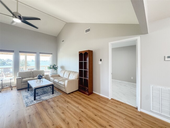 Building Photo - 112 Cove Point