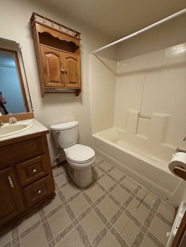 Building Photo - Great studio unit downtown.  Ready to occupy!