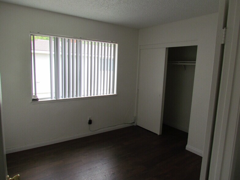 Building Photo - 16720 Cedarwood Cir