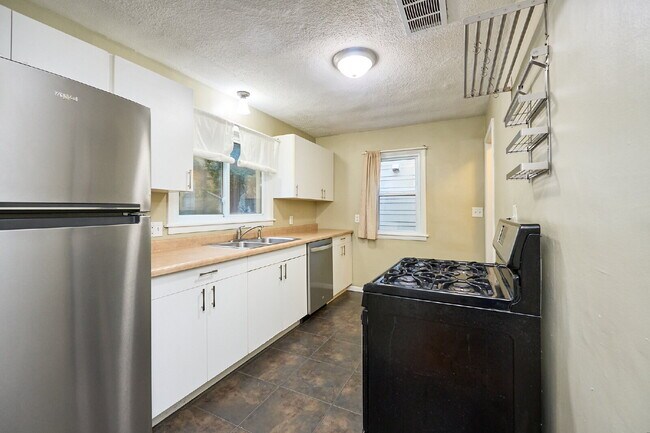 Building Photo - Charming 3-Bedroom Home with Finished Basement in Minneapolis!