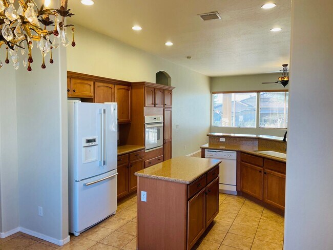Building Photo - 5015 E Somerset Dr