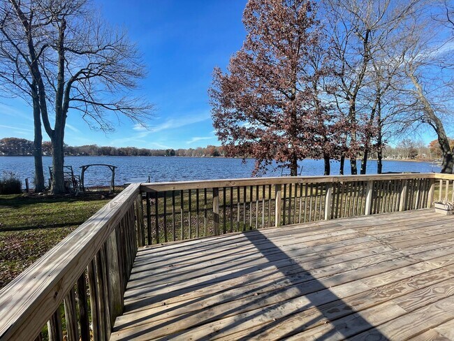 Building Photo - Three Bedroom Home in Gobles