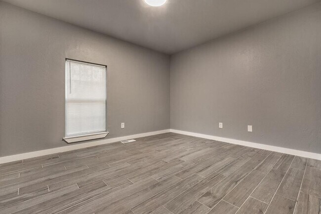 Building Photo - 13817 N Everest Ave