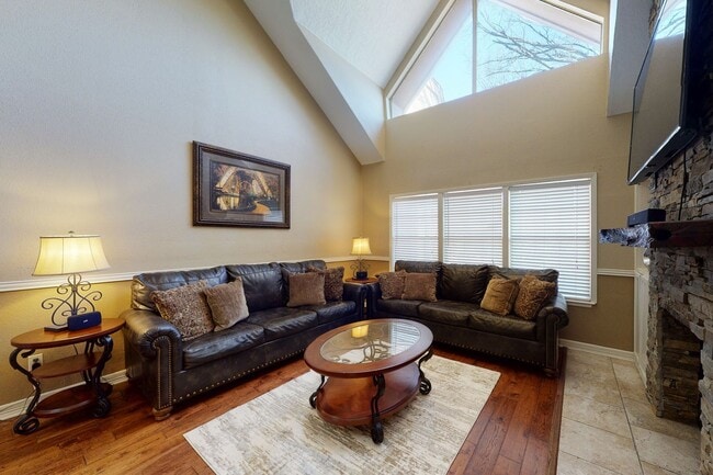 Building Photo - Adorable 3 Bed Townhome Pre-Leasing July 2026!