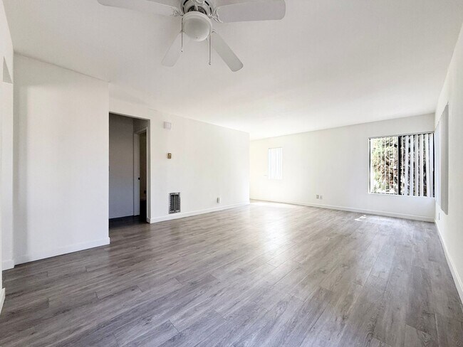 Building Photo - Large Lower Unit w/ Fenced Backyard!