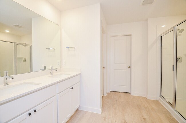 Building Photo - 31134 Royal Acrs Ct