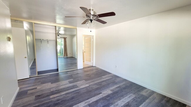Building Photo - 3 bd/2 ba Townhouse close to USD.