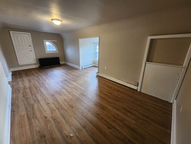 Building Photo - 651 Lincoln Way W