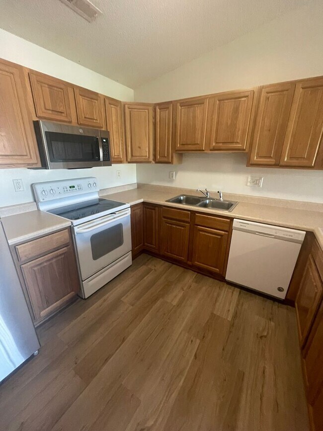 Building Photo - AVAILABLE NOW!!!  2 bedroom, 1 bath condo ...