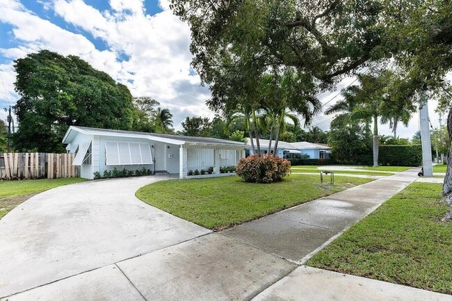 Building Photo - 3414 Poinsettia Ave