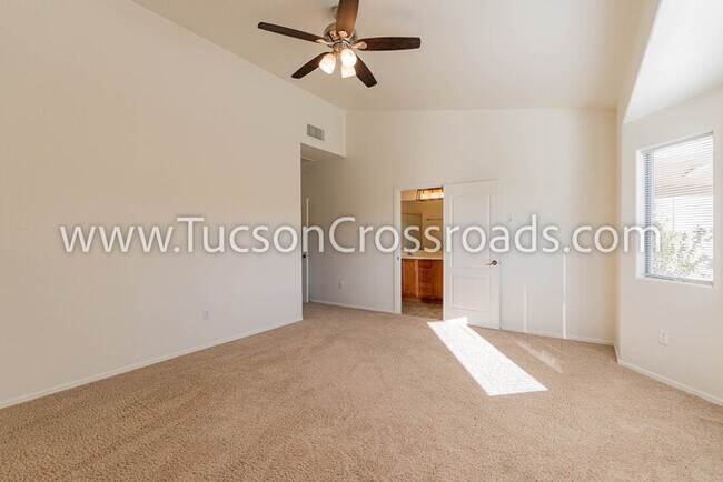 Building Photo - 4 Bedroom / 2 Bathroom Home
