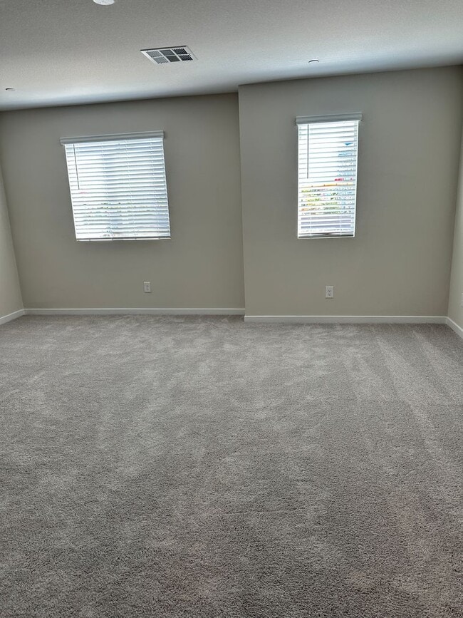 Building Photo - Brand New Town Home!