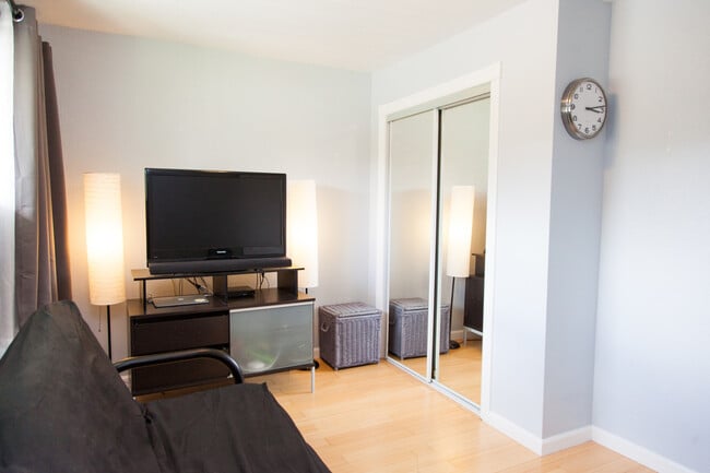Building Photo - Available 10/11 – West Seattle Gem with Pr...