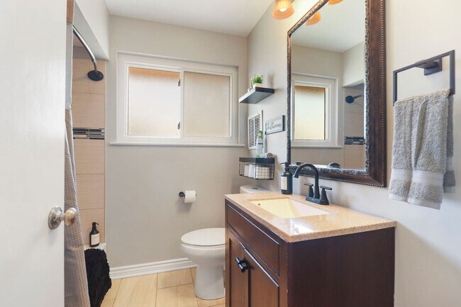 Building Photo - 207 N Beverly St