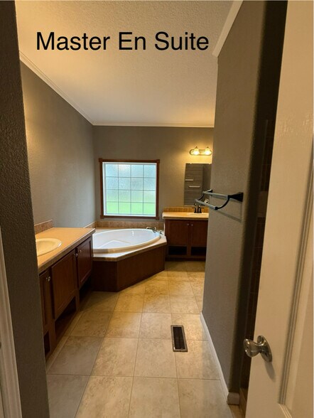 Building Photo - 602 SW 21st St