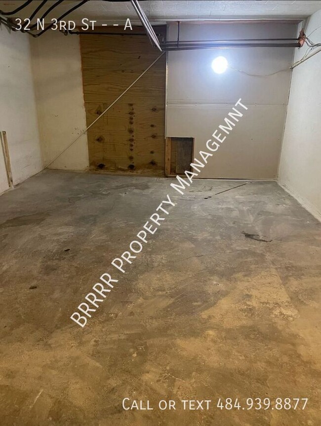 Building Photo - Spacious 1 bedroom 1st floor apartment