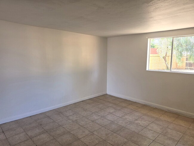 Building Photo - CHARMING NORTH PHOENIX HOME WITH FIREPLACE AND BACKYARD