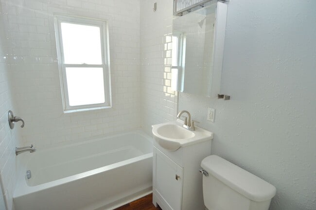 Building Photo - Spacious 4 Bed 2 Bath Home Lots of Storage