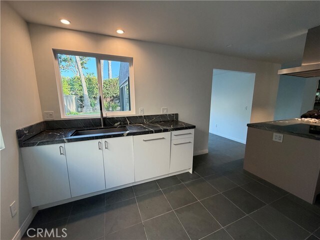 Building Photo - 15999 Via De Las Palmas