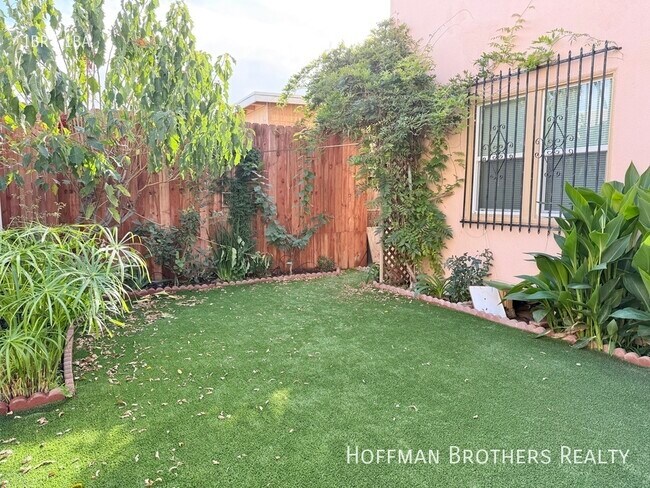 Building Photo - 1022 N Berendo St