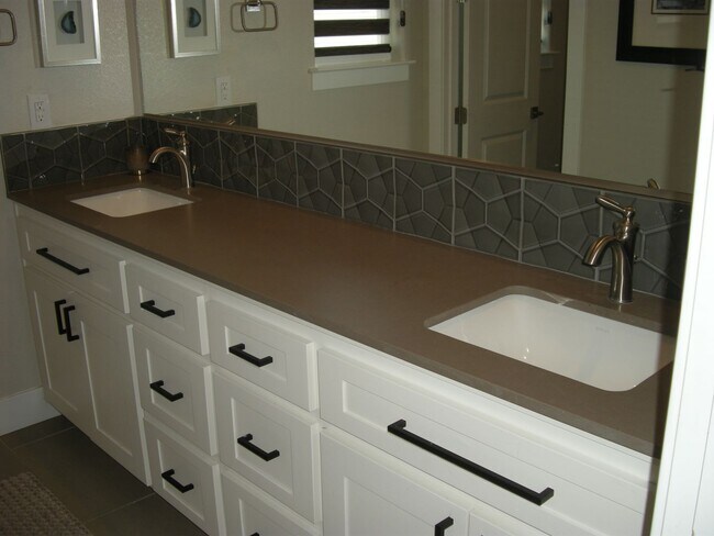 Building Photo - Fully Furnished Four Bedroom, Three Bath H...