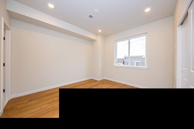 Building Photo - 2402 W Jefferson St