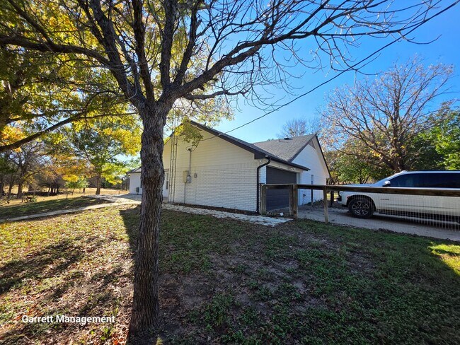 Building Photo - 3/2 Home on 3 acres in West Lampasas