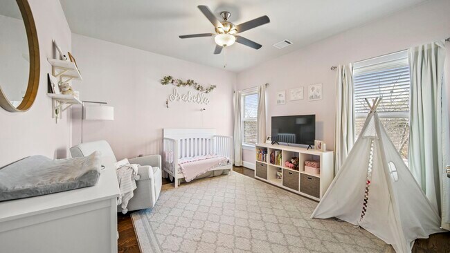 Building Photo - 833 Wakefield Dr