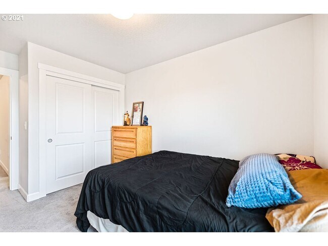 Building Photo - 123 Loganberry Ct