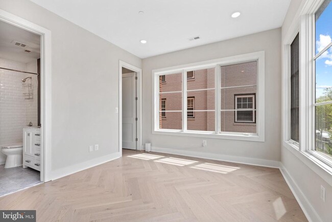 Building Photo - 1240 Raum St NE