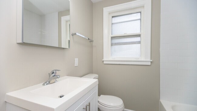 Building Photo - Discover Your Dream Home in Auburn Gresham!