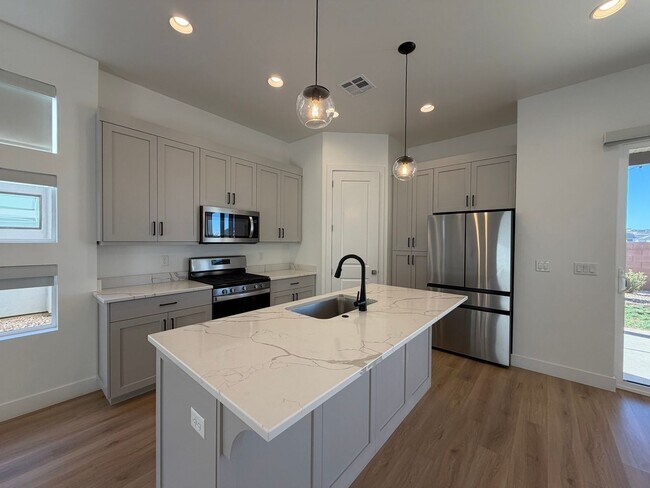 Building Photo - SPACIOUS PATIO HOME FOR RENT!