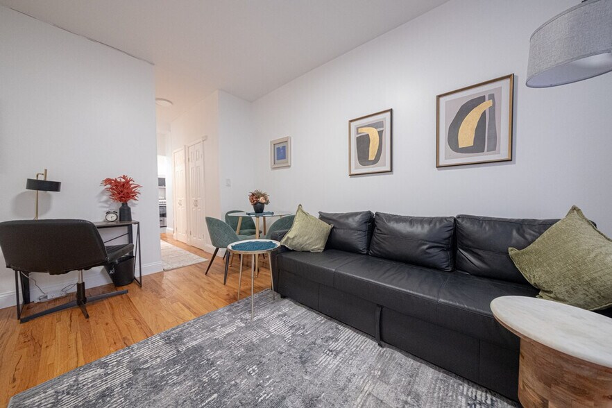 Building Photo - 305 E 95th St