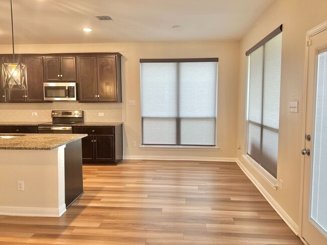 Building Photo - AVAILABLE NOW - Beautiful Temple Home