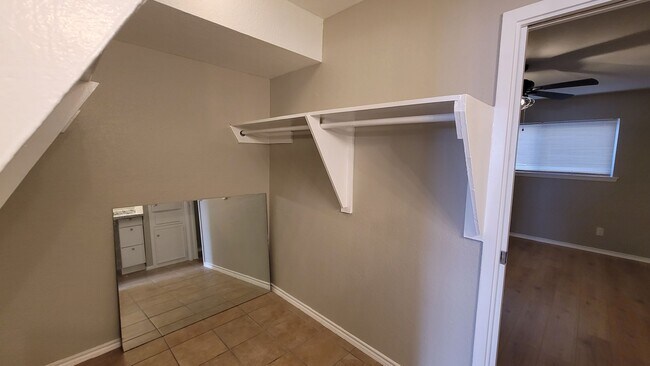 Building Photo - Spacious 1 Bedroom Apartment in Balcones Heights