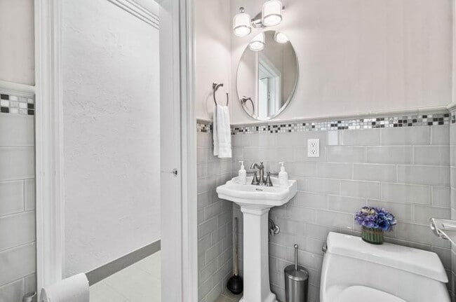 Building Photo - 3310 NE 18th St