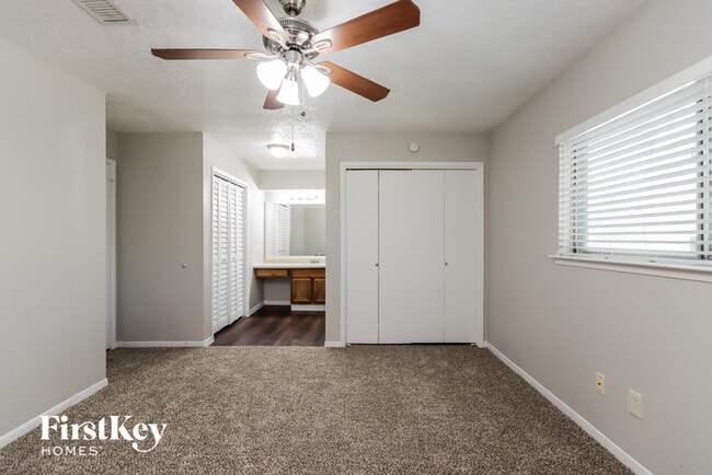 Building Photo - 3627 Village Grove Dr