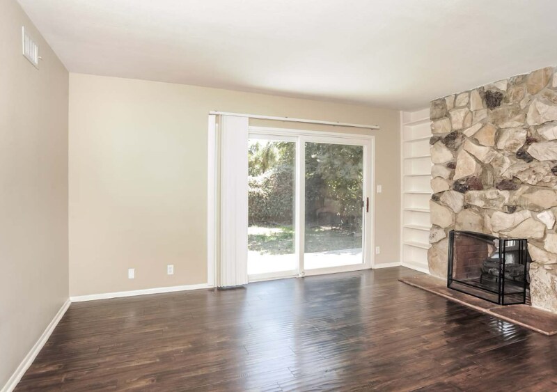Building Photo - 10544 Densmore Ave