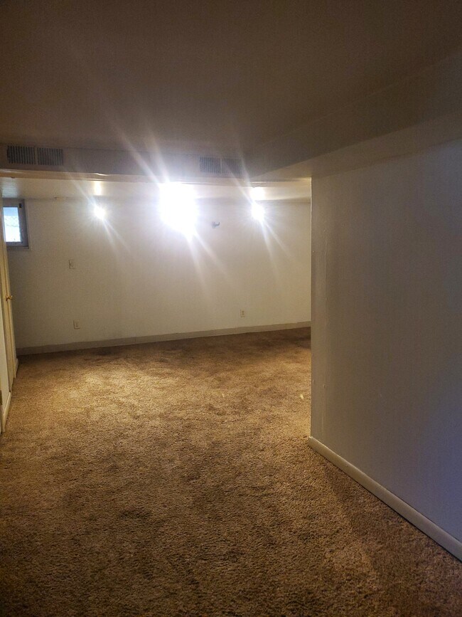 Building Photo - 1229 E Elm St