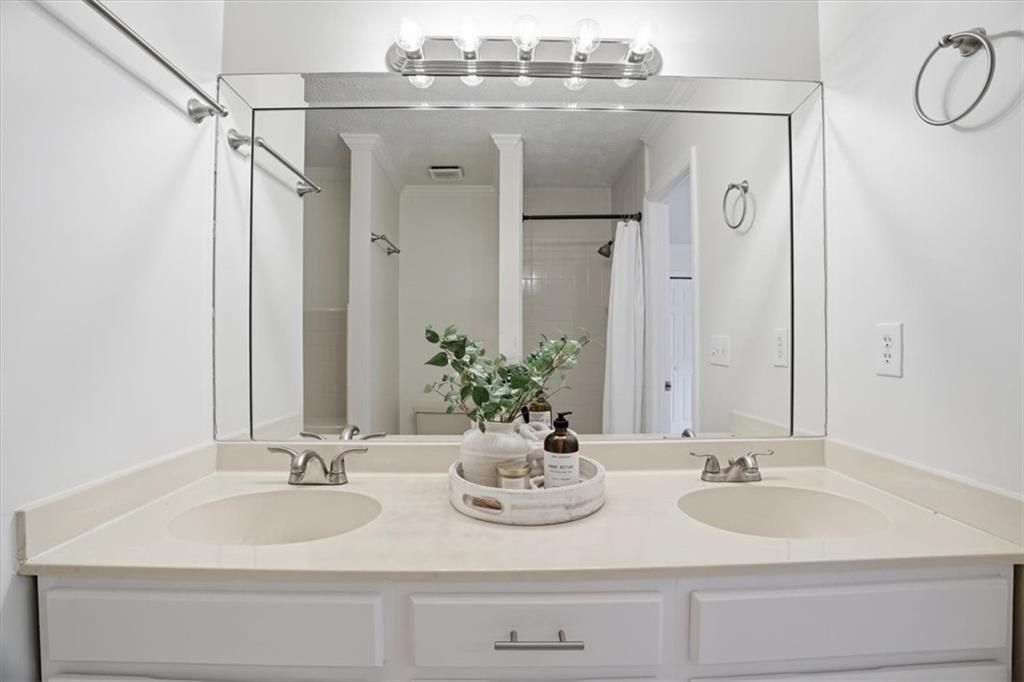 Building Photo - 2600 Holcomb Springs Dr