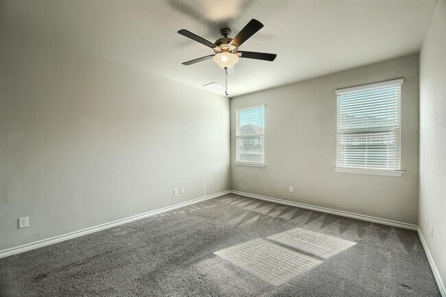 Building Photo - 108 Flexus Ln