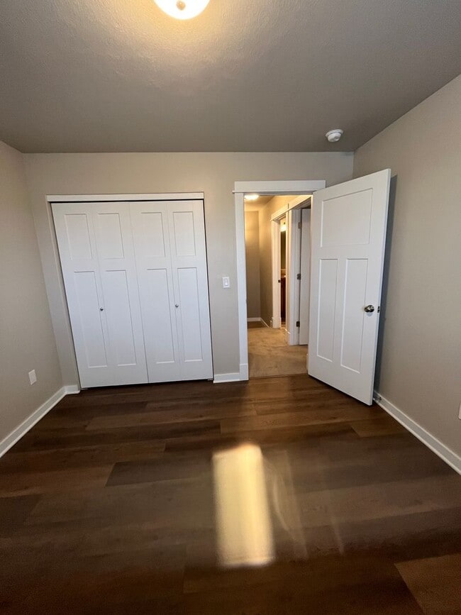 Building Photo - 3 bed 2.5 Bath Condo with 2 car garage