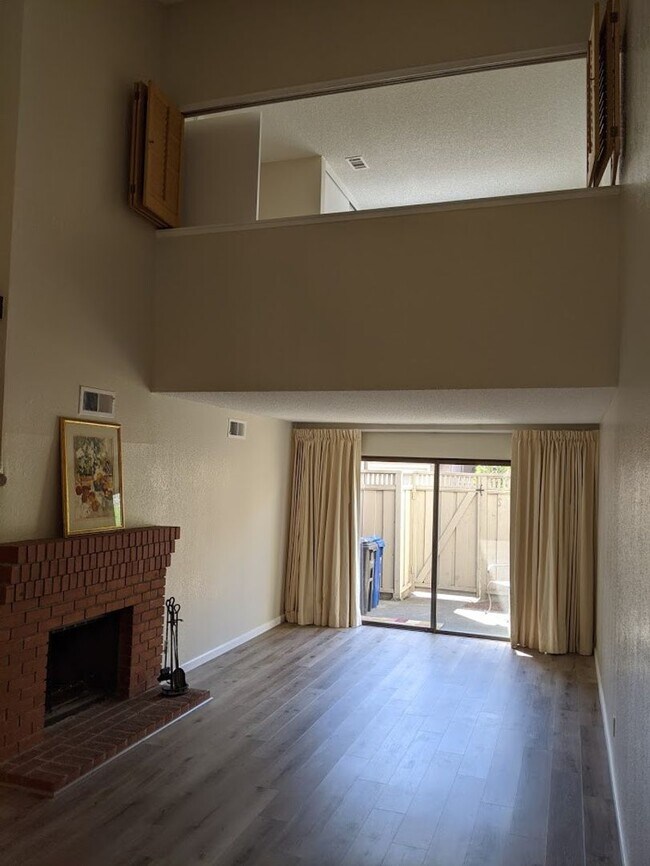 Building Photo - LOS GATOS  - Town House with designer upda...