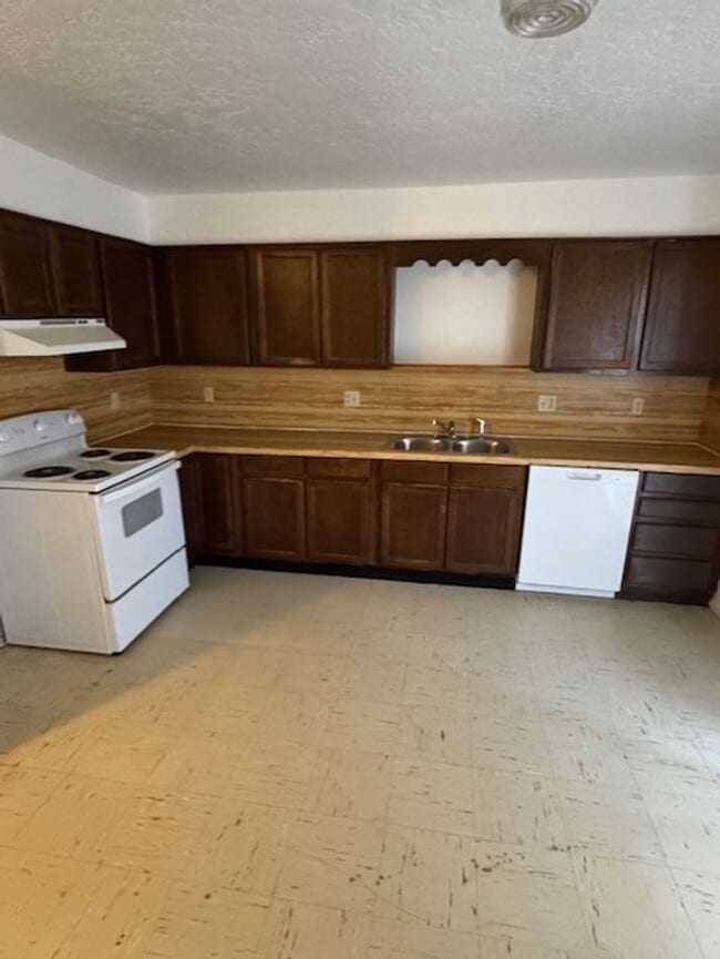 Building Photo - 2 Bedroom Duplex Central Norman