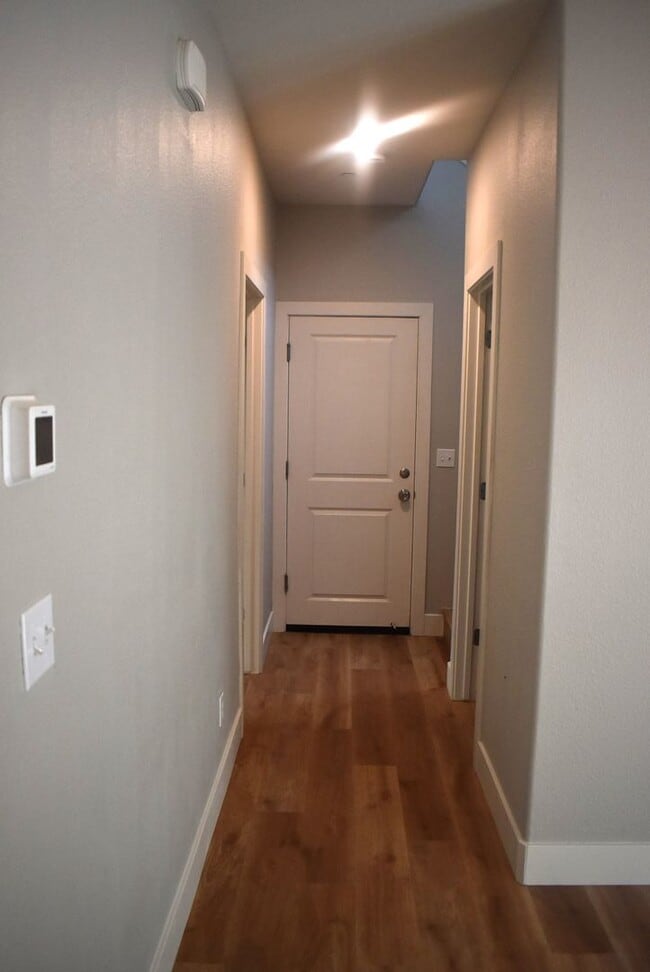 Building Photo - Newer home in beautiful Winters!