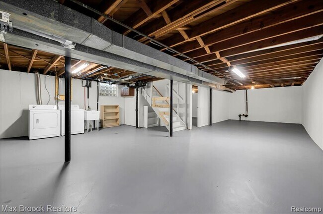 Building Photo - 24240 Beverly St