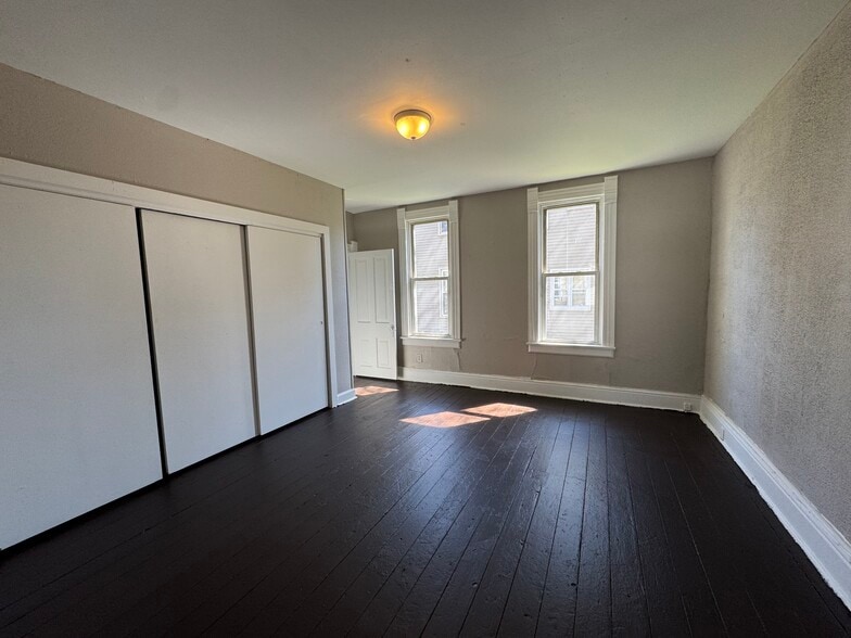 Building Photo - 713 Garfield Ave SW