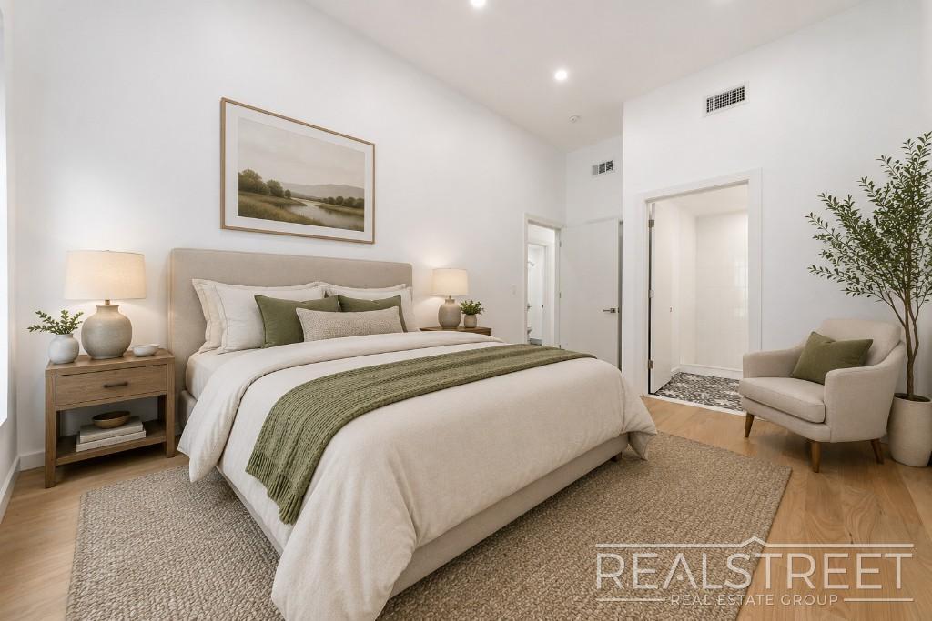 Building Photo - Three Bedroom Duplex w. Backyard.