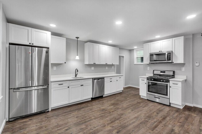 Building Photo - 4 Bed 2 Bath - Newly updated Shadyside home