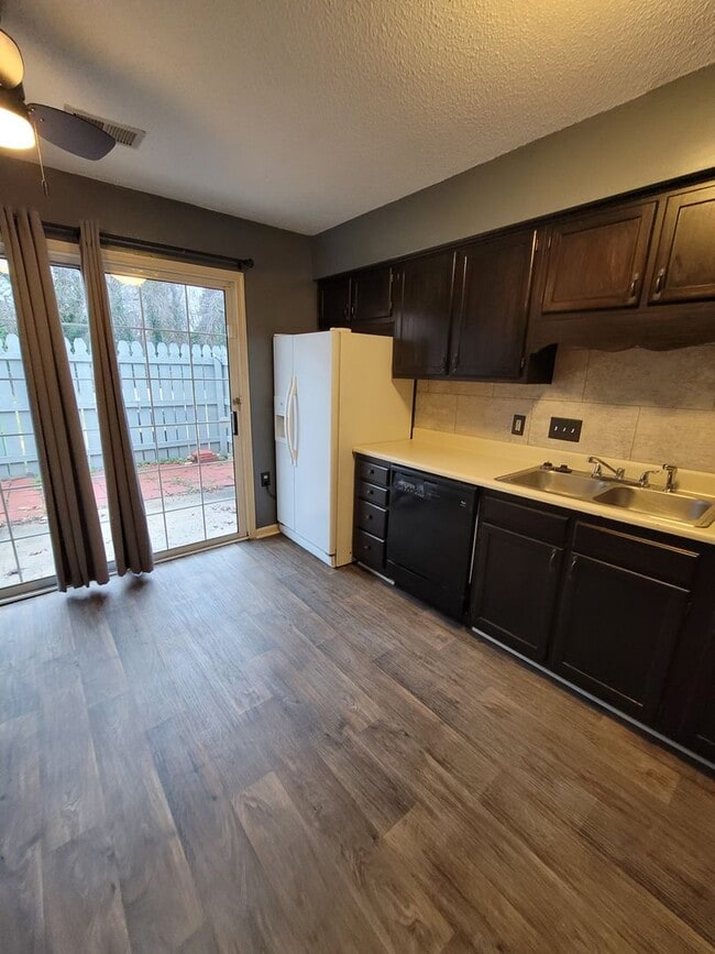 Building Photo - 2 BR 2 bath townhome